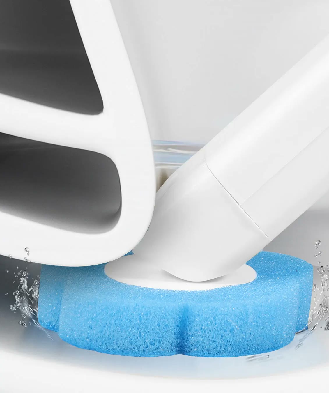 La tête éponge en forme de fleur nettoie sous le rebord de la cuvette